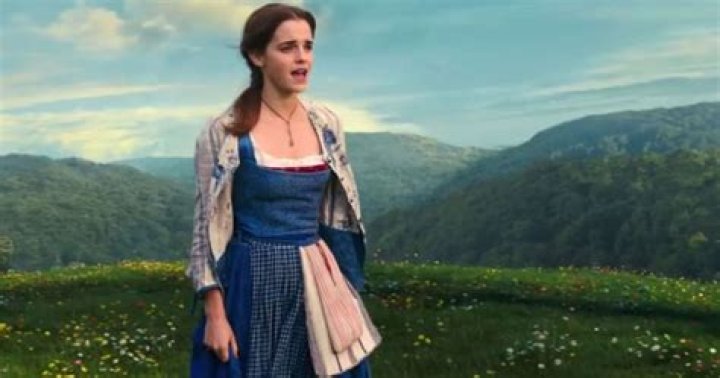 Does Emma Watson sing on stage?