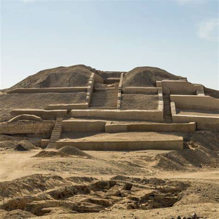 Does Peru have pyramids?