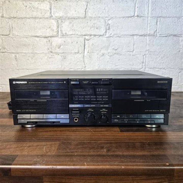 Does Pioneer still make cassette decks?