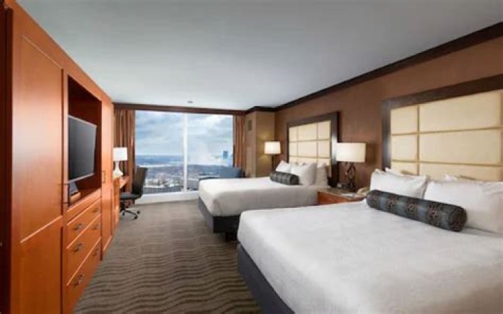 Does Seneca Niagara casino have room service?