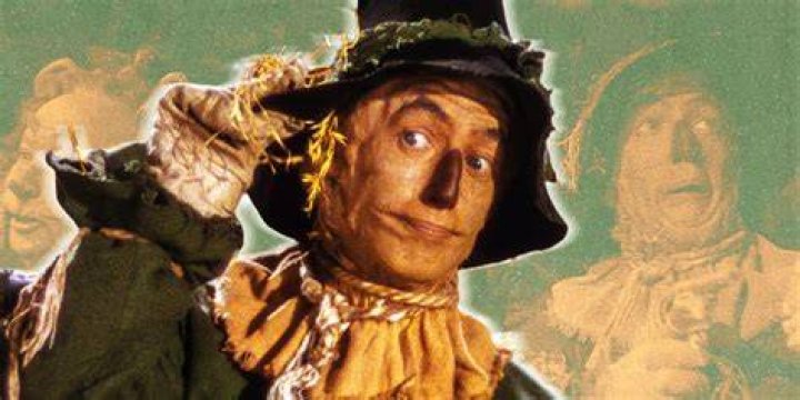 How did oz appear to the Scarecrow?