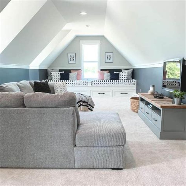How do I decorate my bonus room?