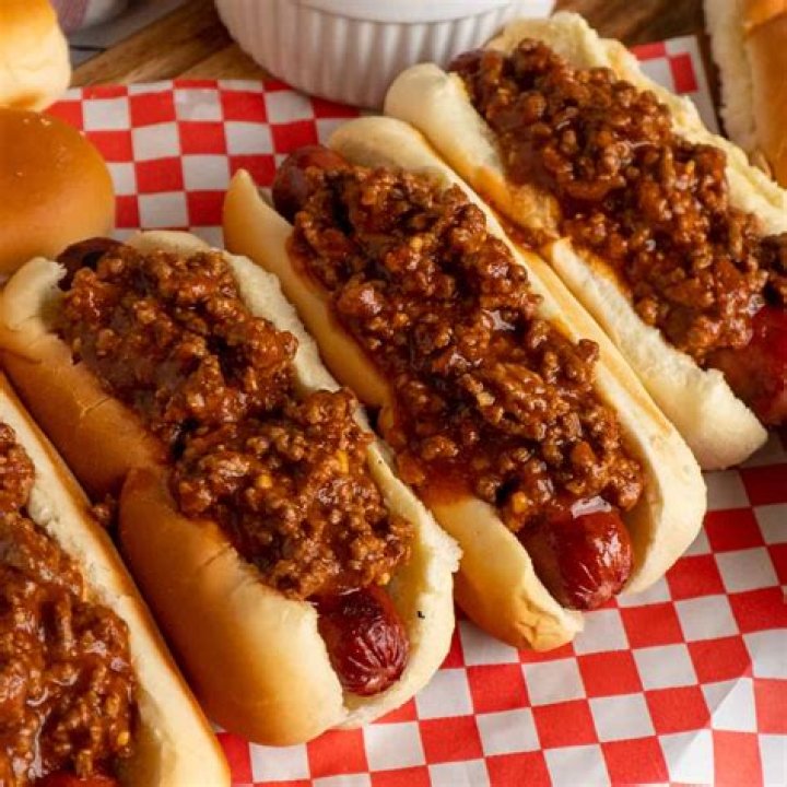 How much chili do I need for 150 hot dogs?