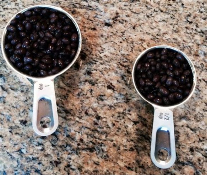 How much does 1 cup of cooked beans weigh?