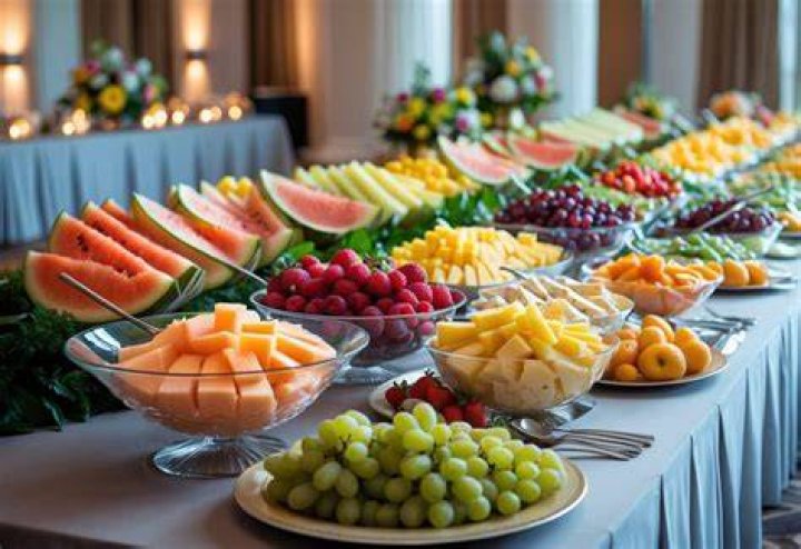 How much fruit do you need for 100 guests?