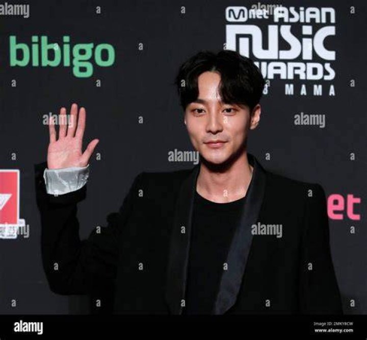 How tall is Roy Kim?