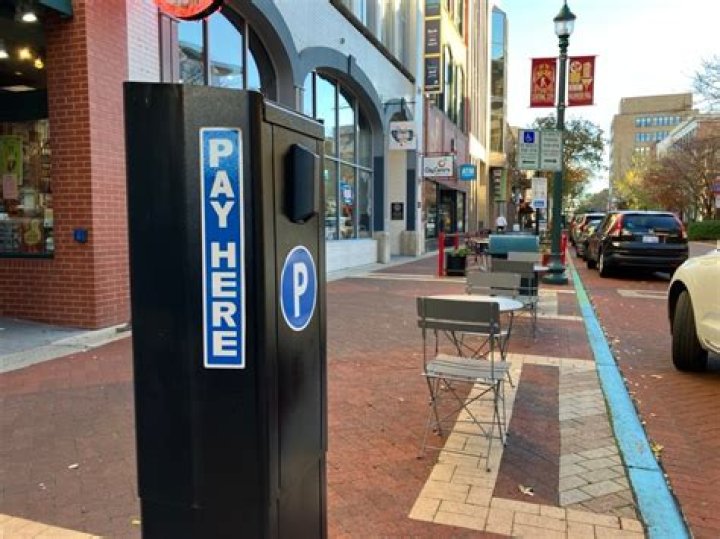 Is parking free on weekends Kalamazoo?