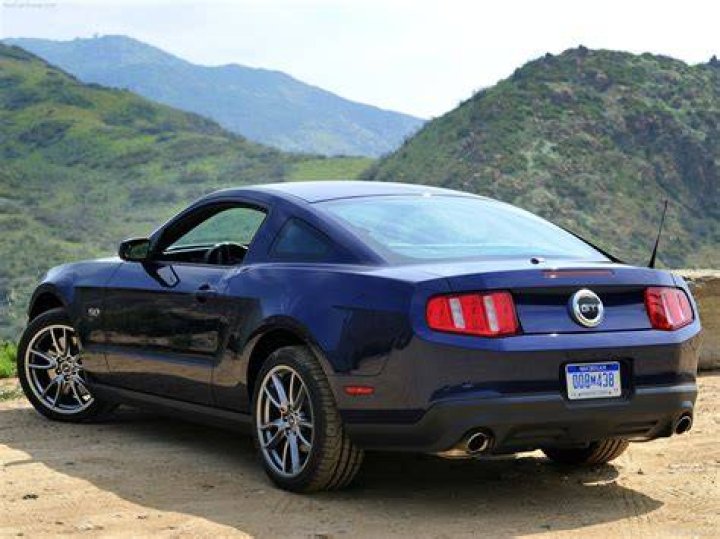 What are the specs of the 2011 Ford Mustang GT?