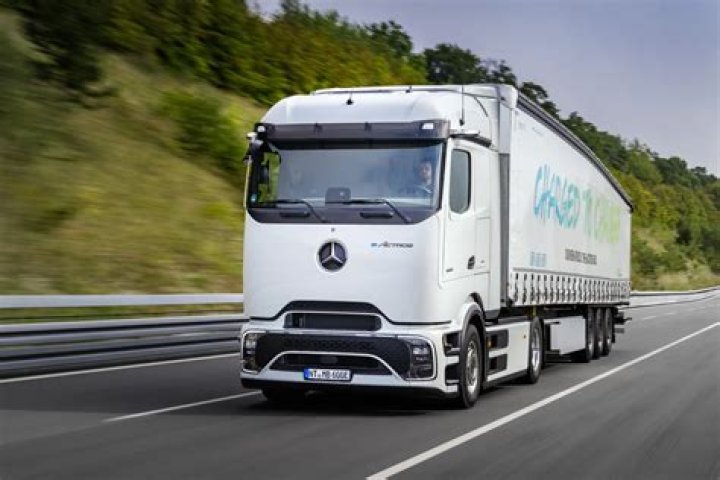 What engine is in a Mercedes Actros?