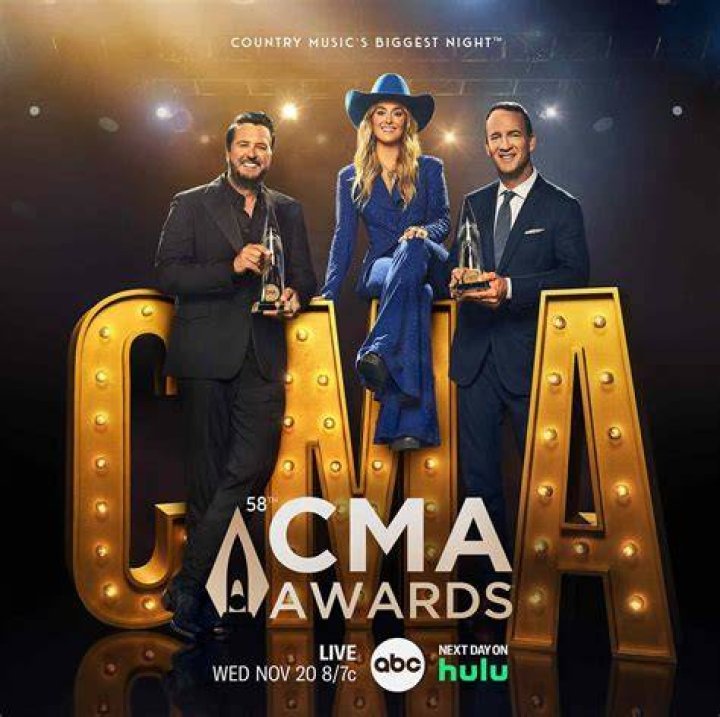 Who is performing CMA Awards 2021?