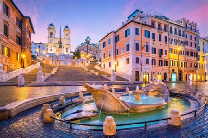 Why is the Piazza di Spagna famous?